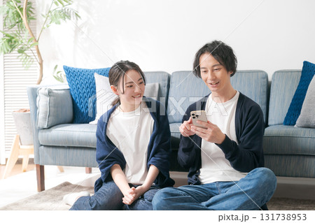 自宅でくつろぐ若い男女 自宅でくつろぐ若い男女 131738953