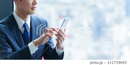 スマートフォンを使う40代の会社員 131739093