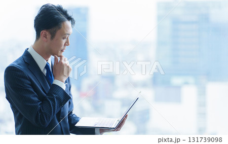 パソコンを使う40代の会社員 131739098