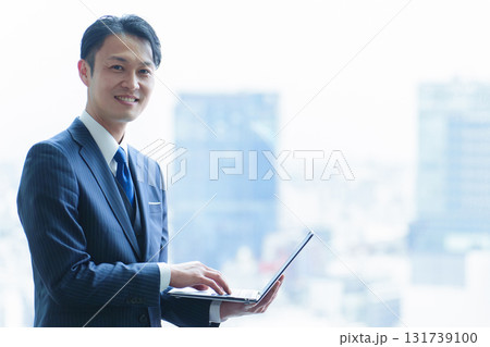 パソコンを使う40代の会社員 パソコンを使う40代の会社員 131739100