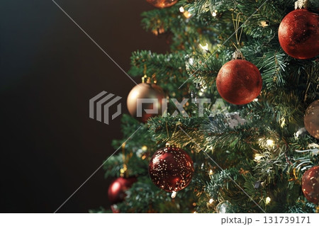 オーナメントとライトで飾られたクリスマスツリー 131739171