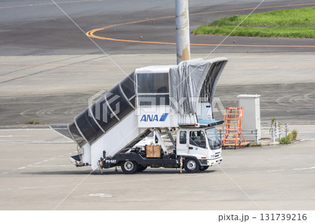羽田空港の風景　タラップ車　東京都大田区 131739216