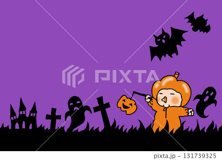 夜道を散歩するハロウィンのかぼちゃの仮装をした子供 夜道を散歩するハロウィンのかぼちゃの仮装をした子供 131739325