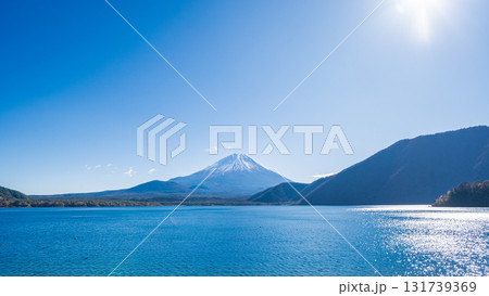 「山梨県」本栖湖を富士山の風景 131739369