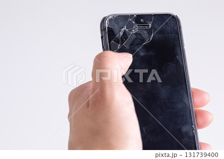 割れたスマホの画面 割れたスマホの画面 131739400
