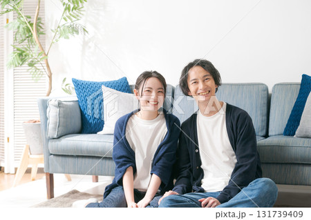 自宅でくつろぐ若い男女 自宅でくつろぐ若い男女 131739409