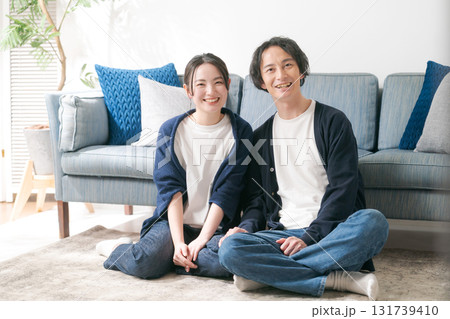 自宅でくつろぐ若い男女 131739410