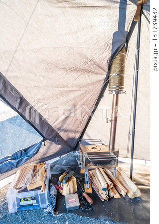 キャンプでの薪ストーブ 131739432