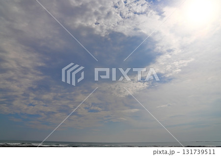 白浜の海 雲の多い空 太陽 白浜の海 雲の多い空 太陽 131739511