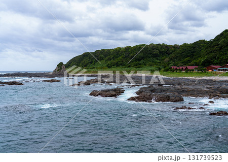 南紀串本の空と海　曇り空のもと強風によって岩場に打ち寄せる白波② 131739523