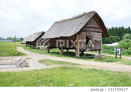 三内丸山遺跡（復元された掘立柱建物）（青森県青森市） 131739527