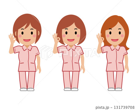 笑顔でOKサインを出すピンクの制服の女性看護師 131739708