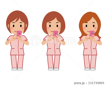 スマホを操作するピンクの制服の女性看護師 131739905