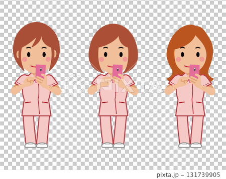 スマホを操作するピンクの制服の女性看護師 131739905
