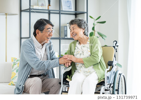 在宅介護のシニアの夫婦 131739971