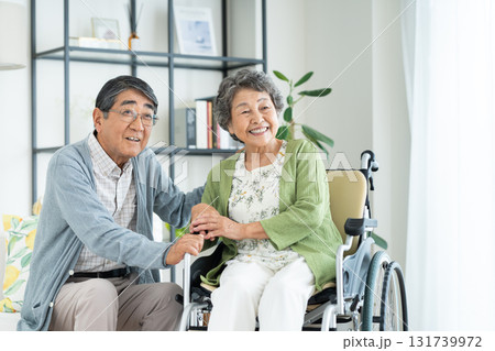 在宅介護のシニアの夫婦 在宅介護のシニアの夫婦 131739972