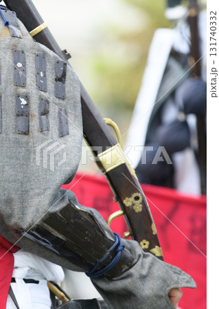 火縄銃を持つ武士の姿 火縄銃を持つ武士の姿 131740332