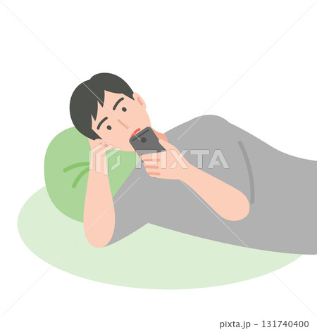 寝そべりながらスマートフォンを使う男性 131740400