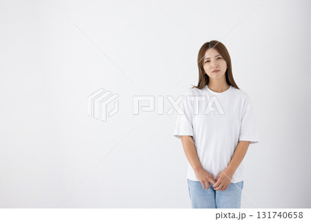 白い背景の前でシリアスな表情をする若い女性 白い背景の前でシリアスな表情をする若い女性 131740658