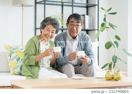 リビングでくつろぐシニアの夫婦 リビングでくつろぐシニアの夫婦 131740663