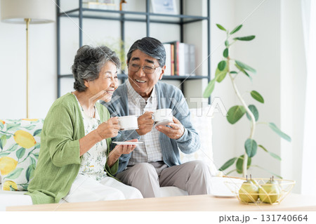 リビングでくつろぐシニアの夫婦 131740664