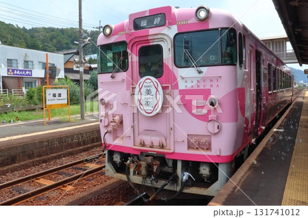 福渡駅に停車中の津山線 観光列車 SAKU美SAKU楽 131741012