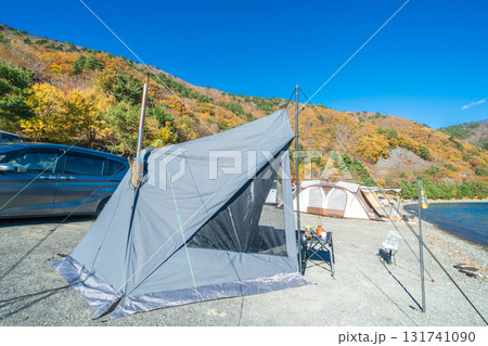 「山梨県」本栖湖湖畔キャンプ場の風景 131741090