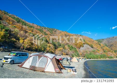 「山梨県」本栖湖湖畔キャンプ場の風景 131741093