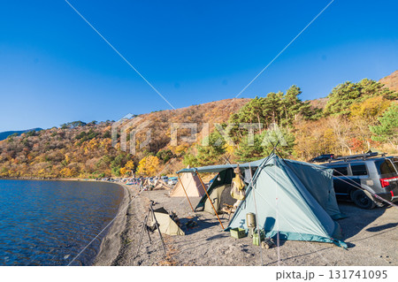 「山梨県」本栖湖湖畔キャンプ場の風景 131741095