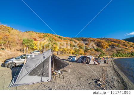 「山梨県」本栖湖湖畔キャンプ場の風景 131741096