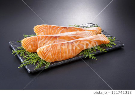 生アトランティックサーモンの切り身（養殖　皮骨とり） 131741318