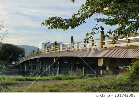 夏の終わりの夕方の瀬田の唐橋の風景 131742005