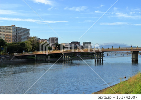 夏の終わりの夕方の瀬田の唐橋の風景 131742007