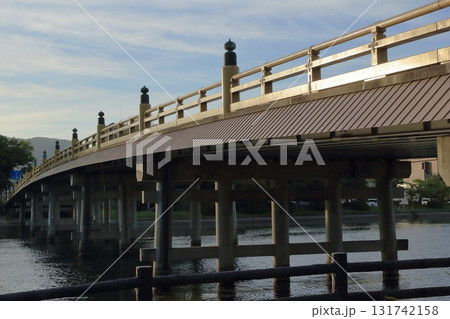 欄干に夕陽が眩しく反射している瀬田の唐橋 131742158