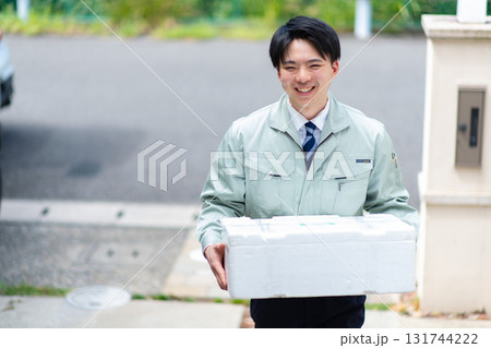 冷たいものを運ぶ従業員 131744222