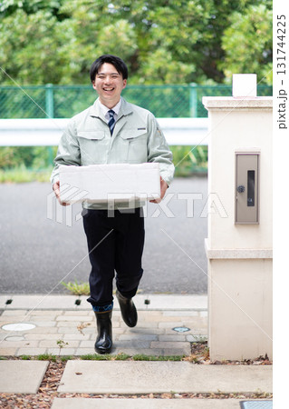 冷たいものを運ぶ従業員 131744225