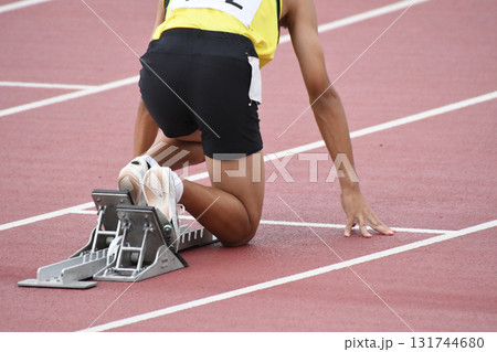 スタートを待つ陸上選手 131744680