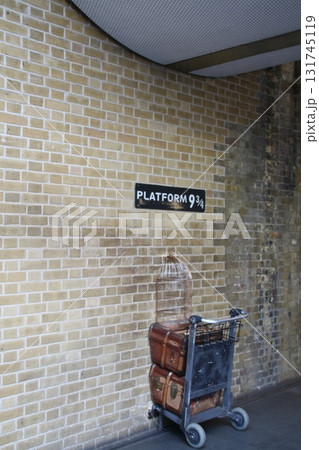 ロンドン キングス・クロス駅の9と3/4番線 ロンドン キングス・クロス駅の9と3/4番線 131745119