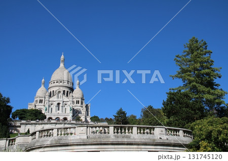 パリ・モンマルトルの美しいサクレ・クール寺院 131745120