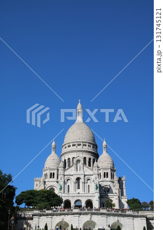 モンマルトルの丘にそびえるサクレ・クール寺院 モンマルトルの丘にそびえるサクレ・クール寺院 131745121