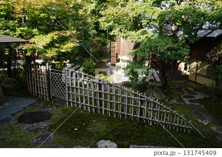 竹で垣根を組んだ日本庭園の風景 131745409