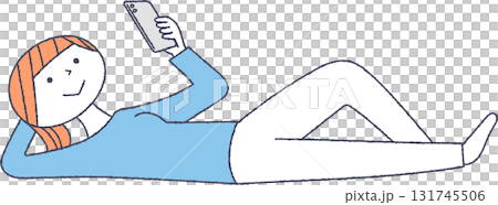 一名女子躺著看智慧型手機 一名女子躺著看智慧型手機 131745506