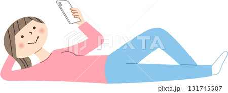 スマホを見ながら寝転ぶ女性 131745507
