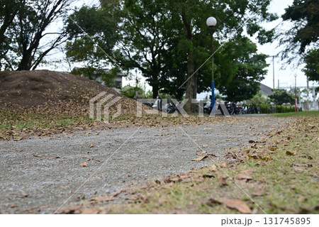 公園の砂利道と土山 131745895