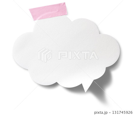 ピンク色のテープで留められた、吹き出しの形に切り取られた紙 131745926