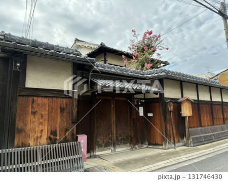 京都の二条城近くにある重要文化財の二條陣屋 131746430