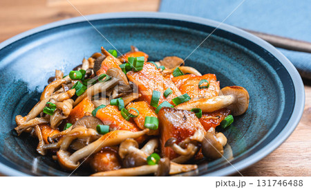 鮭とキノコのバター炒め 131746488