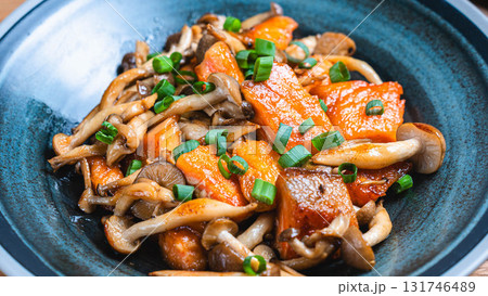 鮭とキノコのバター炒め 131746489