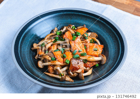 鮭とキノコのバター炒め 131746492