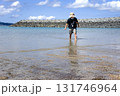 ＜素材＞夏の海水浴場で遊ぶ子供と青空 131746964